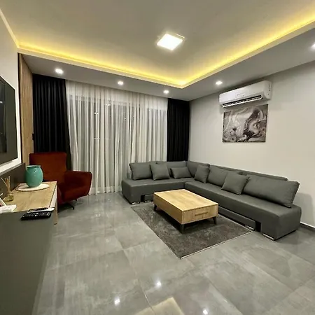 Courtyard Long Apartament *